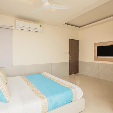 Hotel Star By Star Group- Near Delhi Airport Нью-Дели Экстерьер фото