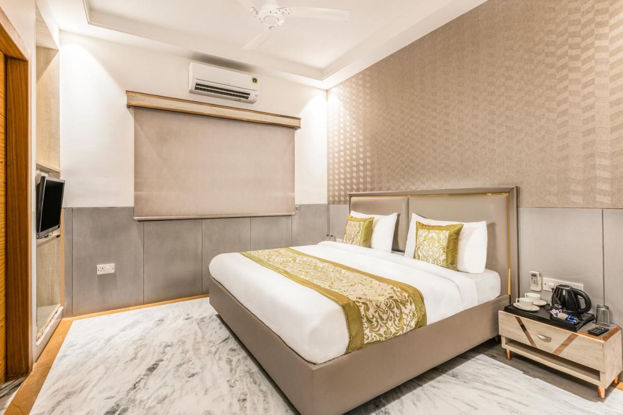 Hotel Star By Star Group- Near Delhi Airport Нью-Дели Экстерьер фото