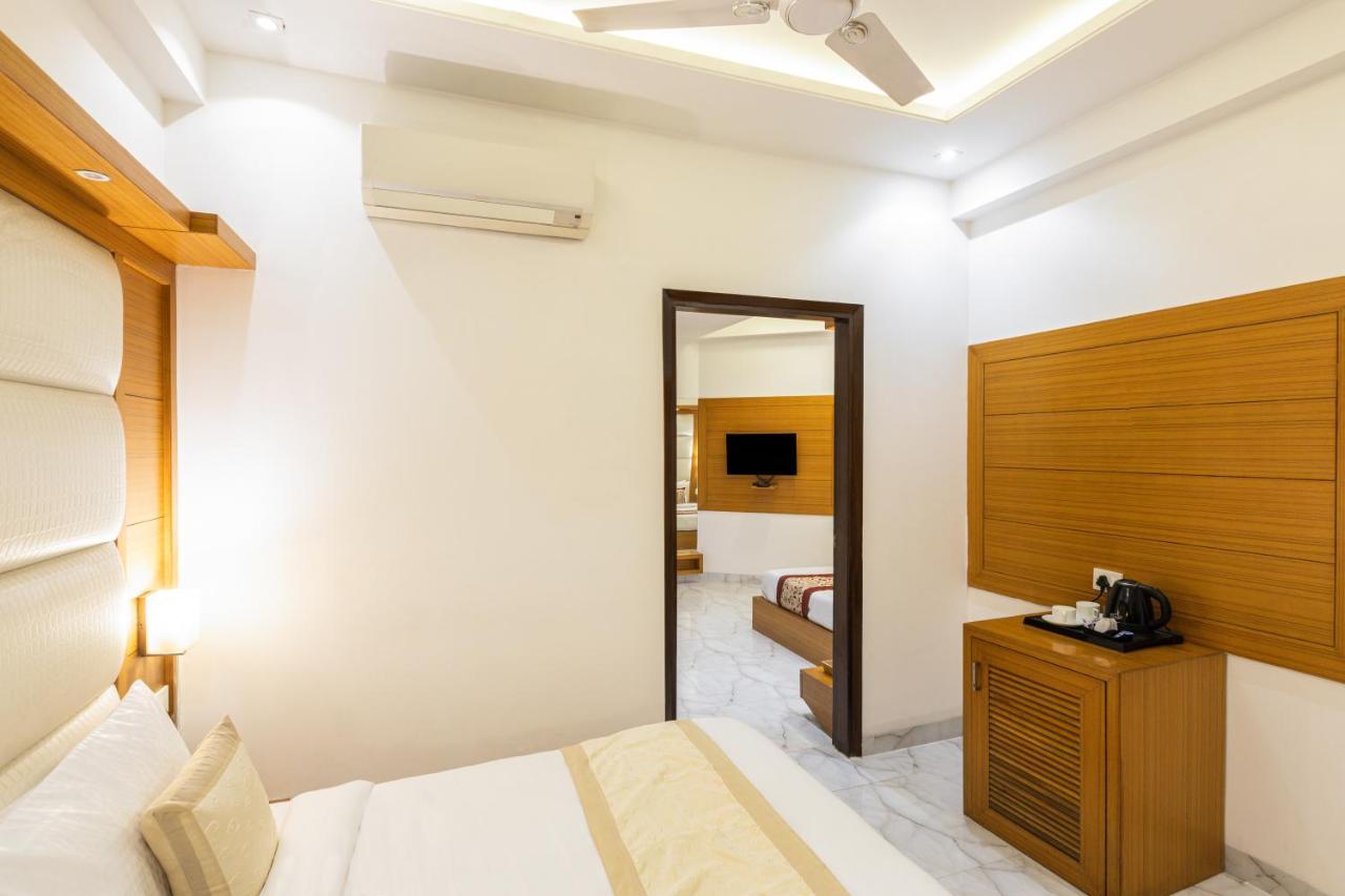 Hotel Star By Star Group- Near Delhi Airport Нью-Дели Экстерьер фото