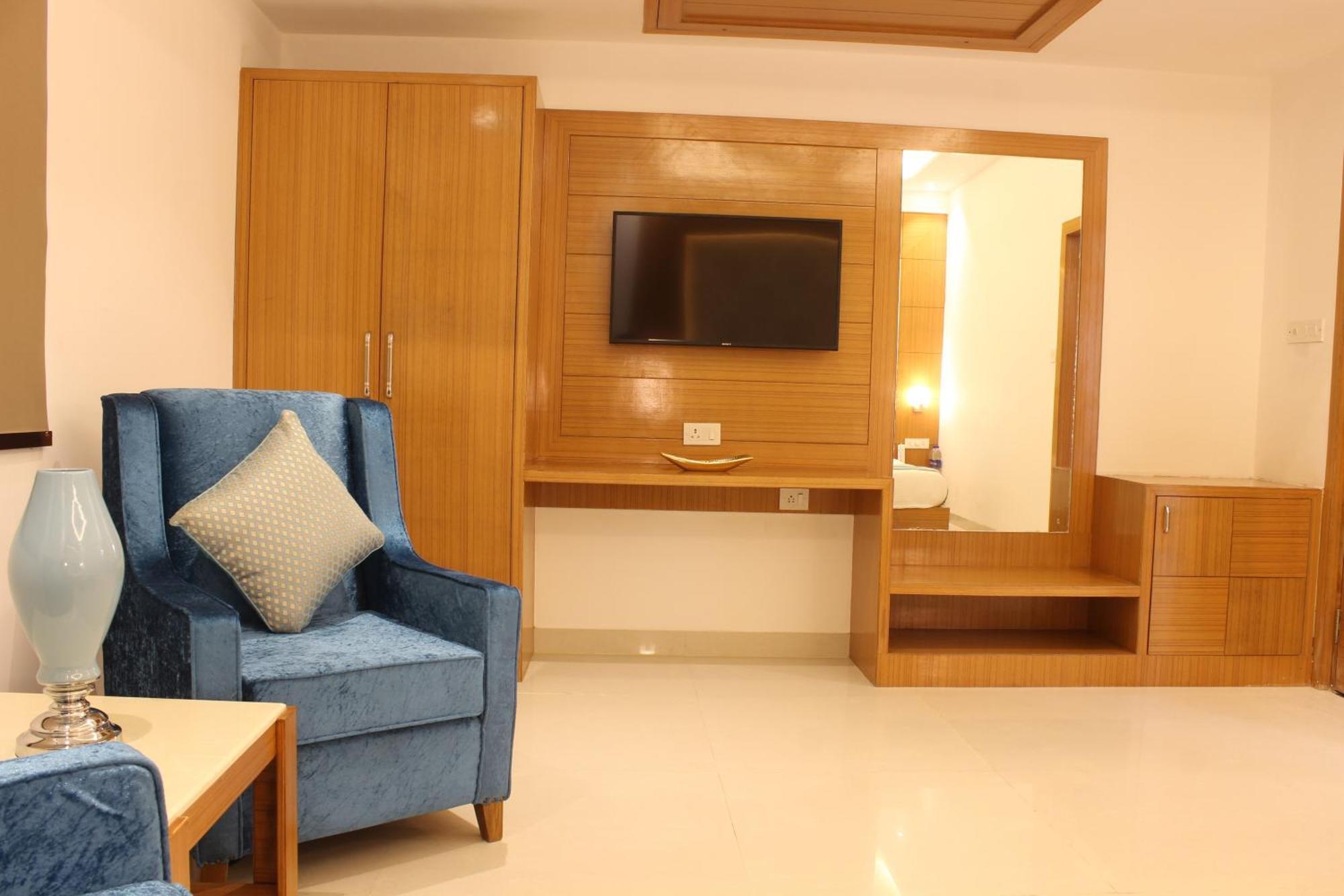 Hotel Star By Star Group- Near Delhi Airport Нью-Дели Экстерьер фото