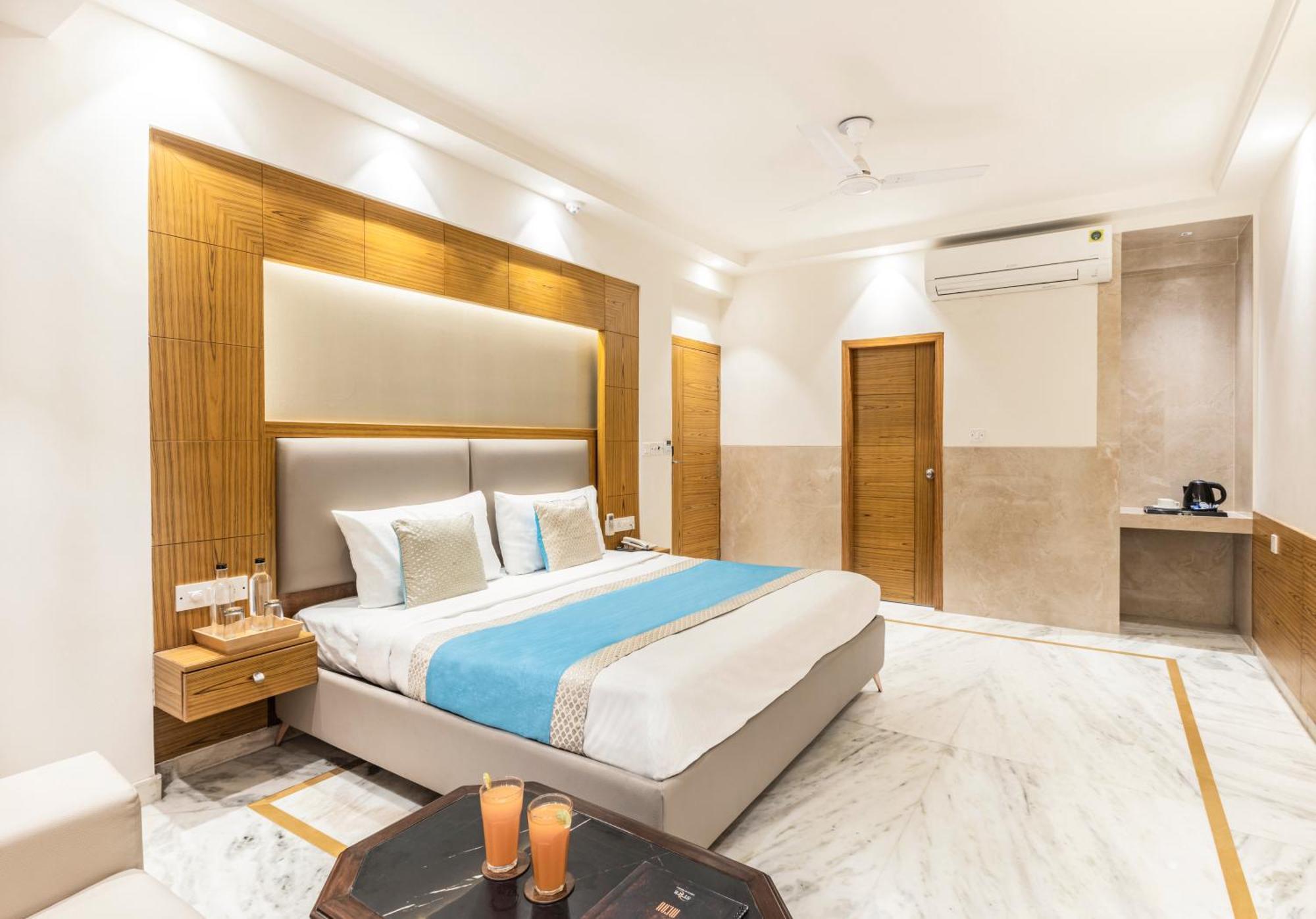 Hotel Star By Star Group- Near Delhi Airport Нью-Дели Экстерьер фото