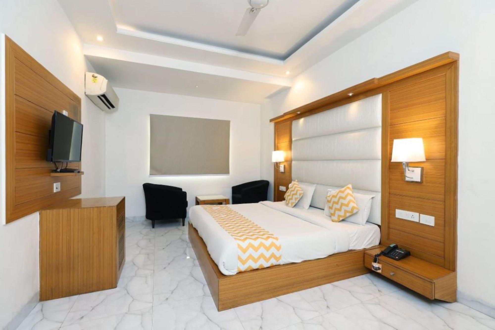 Hotel Star By Star Group- Near Delhi Airport Нью-Дели Экстерьер фото