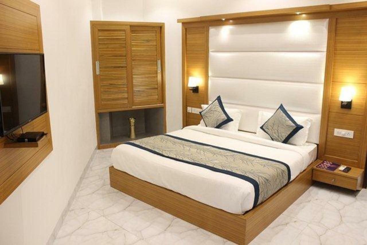 Hotel Star By Star Group- Near Delhi Airport Нью-Дели Экстерьер фото