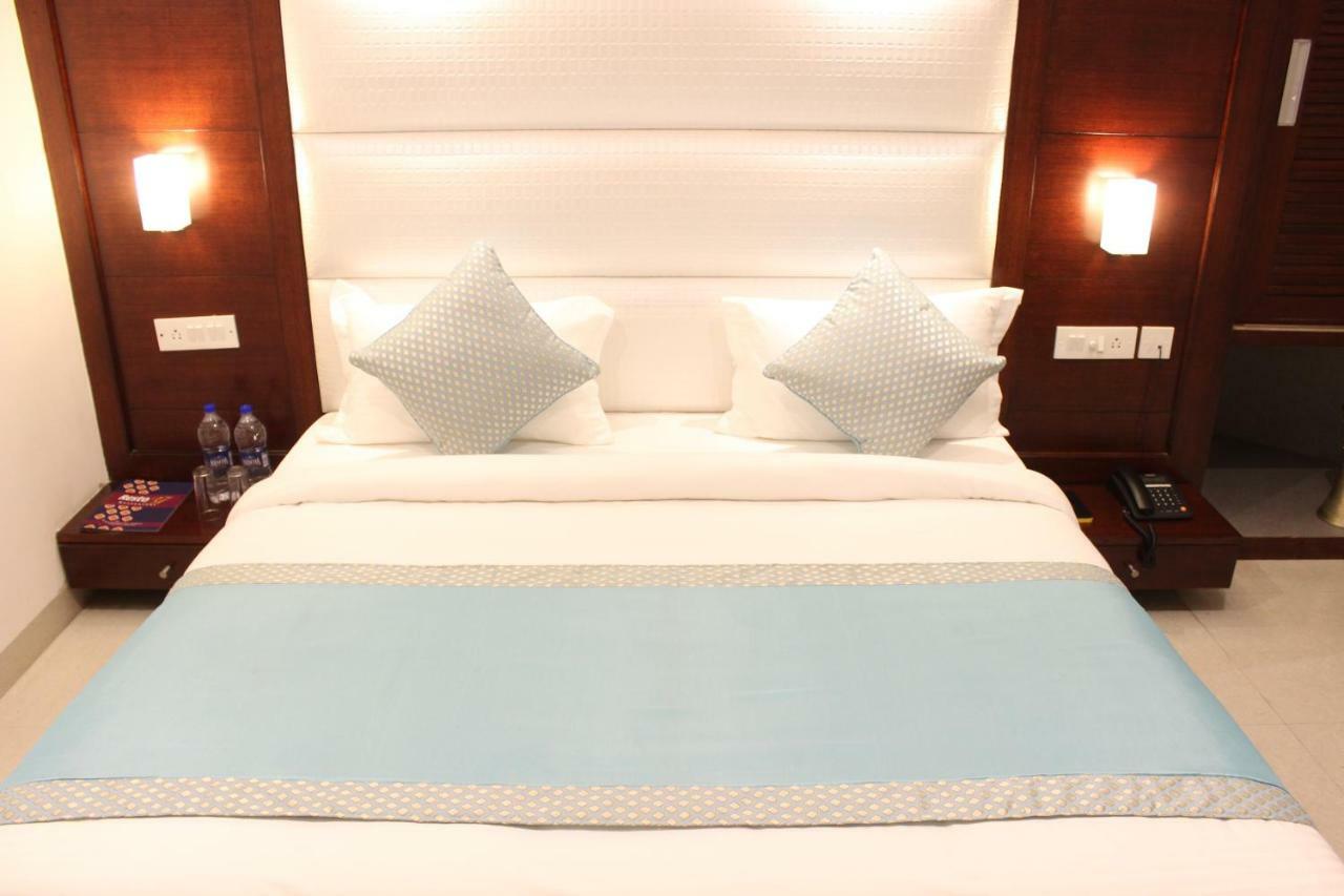 Hotel Star By Star Group- Near Delhi Airport Нью-Дели Экстерьер фото
