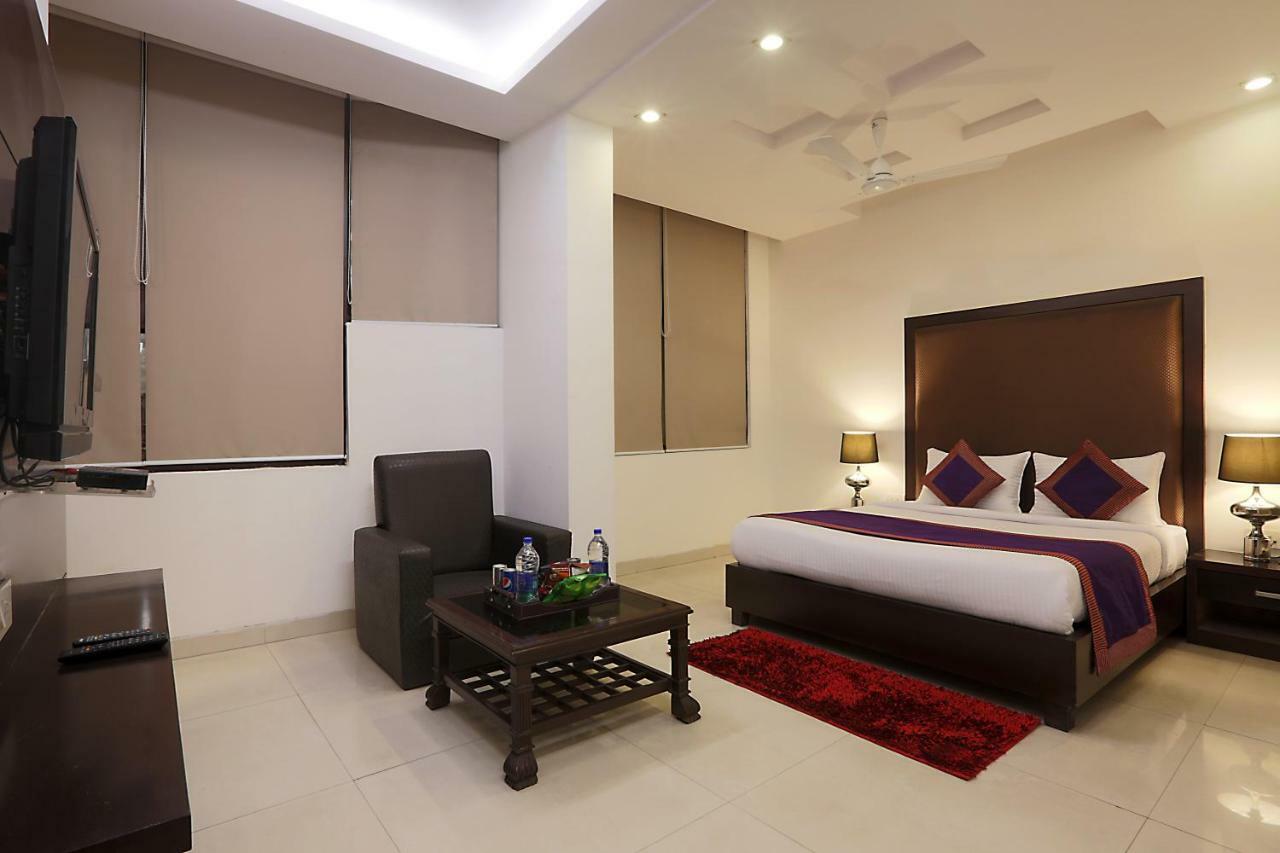 Hotel Star By Star Group- Near Delhi Airport Нью-Дели Экстерьер фото