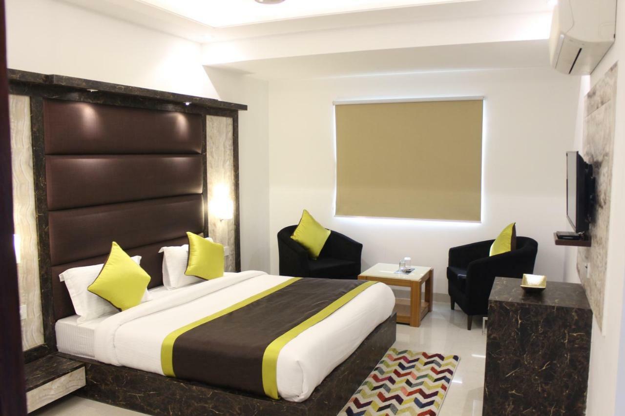 Hotel Star By Star Group- Near Delhi Airport Нью-Дели Экстерьер фото